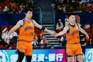 记者：上海打出了一个极具统治力的赛季 家门口强势捧杯&气质蜕变