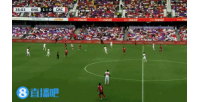 给自己整笑了！马杜埃凯单刀过掉门将空门中柱，叉腰呲大白牙苦笑