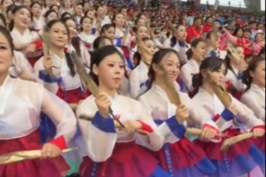看球看饿了！“东北超”延边啦啦队手拿明太鱼跳舞助威
