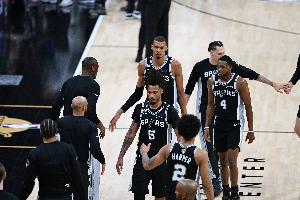 队记：马刺管理层坚信未来多年都有争冠实力 今夏仅会小修小补