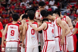 中国男篮力克澳大利亚 王俊杰23+6&连拿关键5分 崔永熙12分