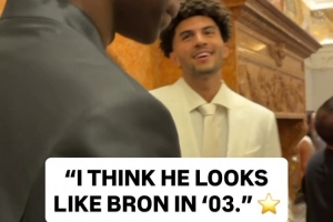 卡梅隆·布泽尔今日全白西装领带 致敬03年选秀大会詹姆斯着装！