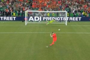 点球大战第一轮：库普梅纳斯命中，艾纳维中框