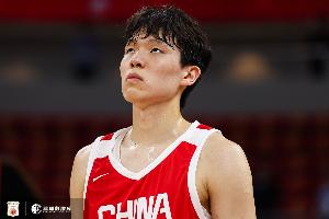 杨瀚森无法在舒服的位置上得到球 能量不能完全发挥 表现比较平淡