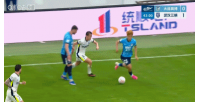英博1-1扳平三镇！第44分钟，斯坦丘破门