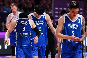 犯规困扰！高柏铠半场3中2拿下5分2板2助 3次犯规