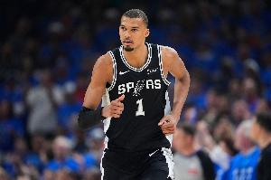25-26赛季常规赛球员在场与否正负值榜：文班+15.7榜首 约基奇第3