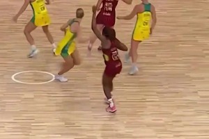 接球三秒必须出球，全场仅两人能投篮！独家视频直播_接球三秒必须出球，全场仅两人能投篮！高清无插件直播_免费接球三秒必须出球，全场仅两人能投篮！在线看