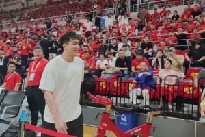 这人气！今天郭艾伦也来到现场，给中国男篮加油助威！免费直播_这人气！今天郭艾伦也来到现场，给中国男篮加油助威！超清在线看_无插件这人气！今天郭艾伦也来到现场，给中国男篮加油助威！视频直播